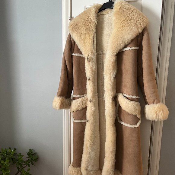 Overland Sheepskin Co. Jackets & Blazers - Overland Sheepskin Co. Vintage Sheepskin Coat, size 8, Like New!